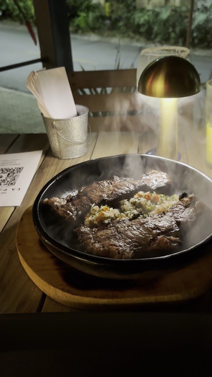 Carne en plancha caliente — A la Parrilla Cocina Clandestina Restaurante Bar