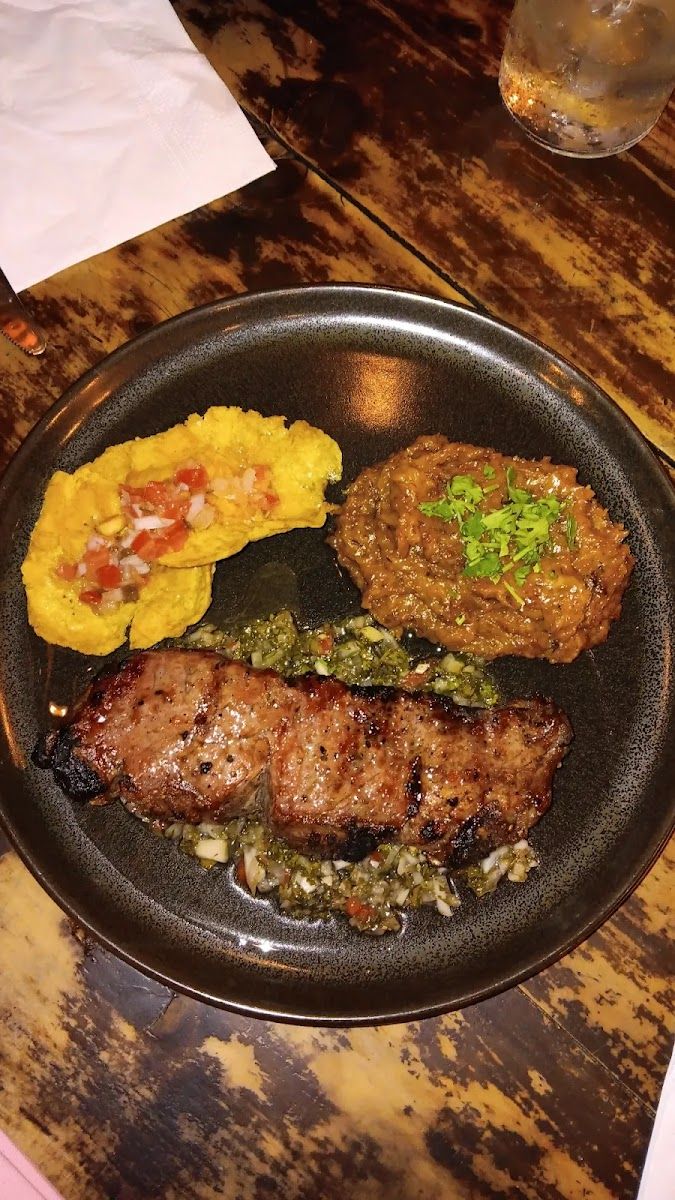 Carne con patacones — A la Parrilla Cocina Clandestina Restaurante Bar