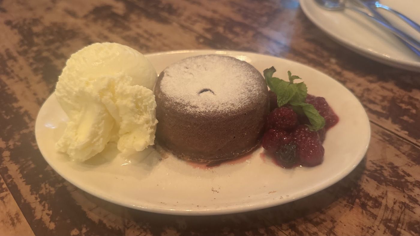 Postre de chocolate con helado — A la Parrilla Cocina Clandestina Restaurante Bar