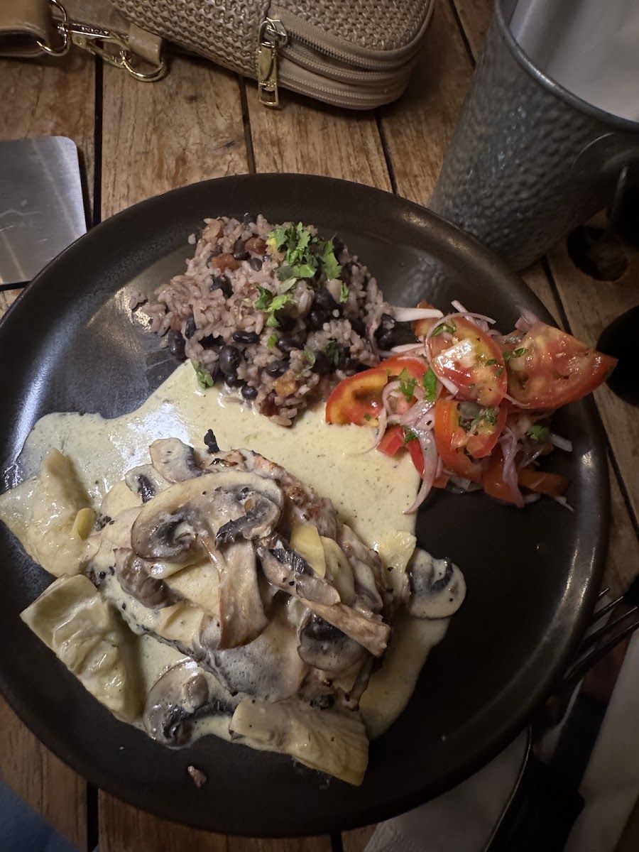 Plato con champiñones — A la Parrilla Cocina Clandestina Restaurante Bar