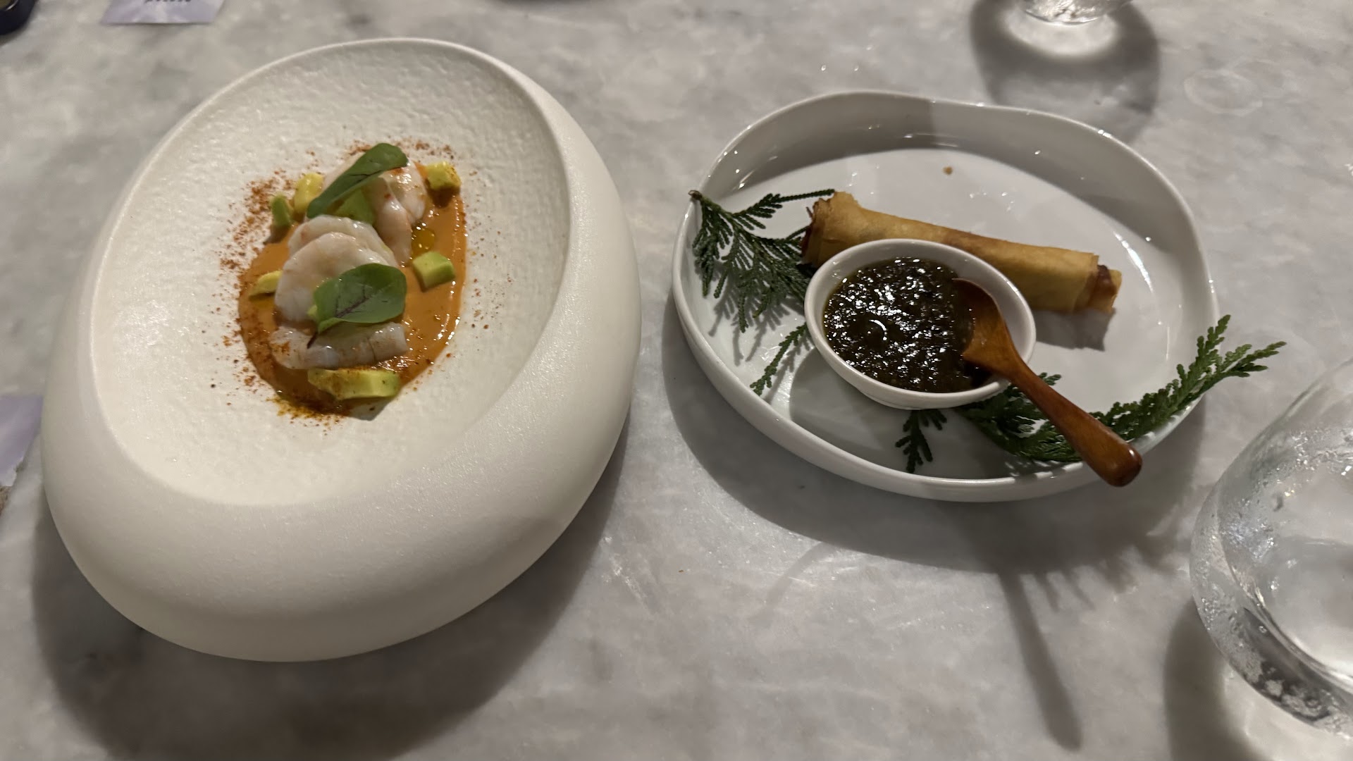 Postres en cuencos blancos — Ajuala