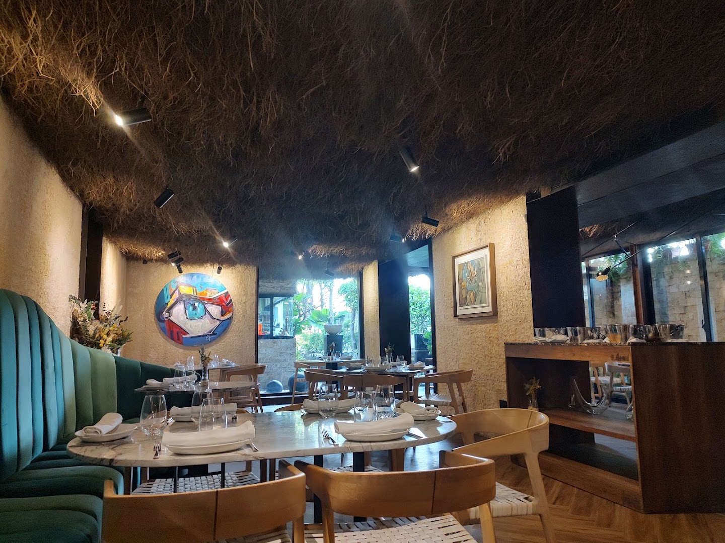 Comedor con chimenea — Ajuala