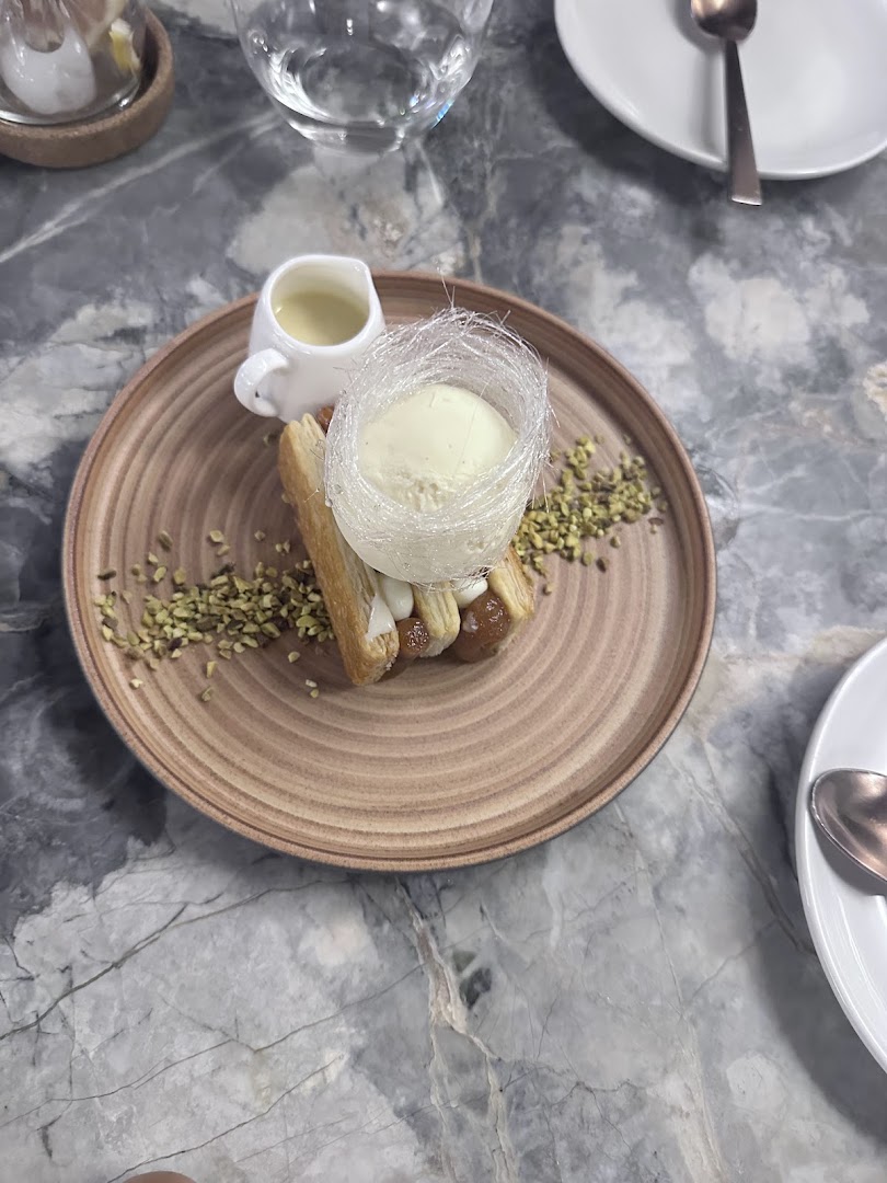 Postre en plato de barro — Ajuala