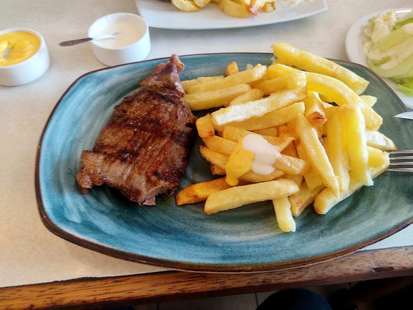 Carne con papas fritas — AlaCasa Pollos & Parrillas