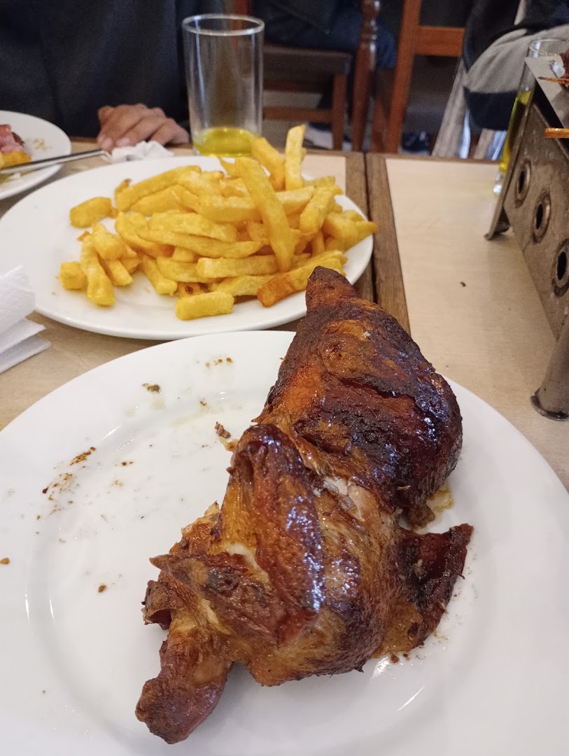 Pollo a la brasa con papas fritas