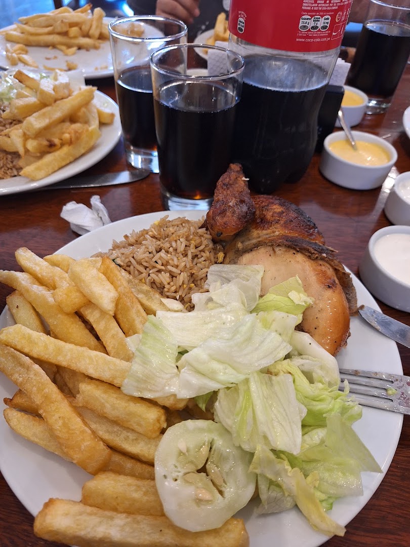 Pollo con papas y pan — AlaCasa Pollos & Parrillas