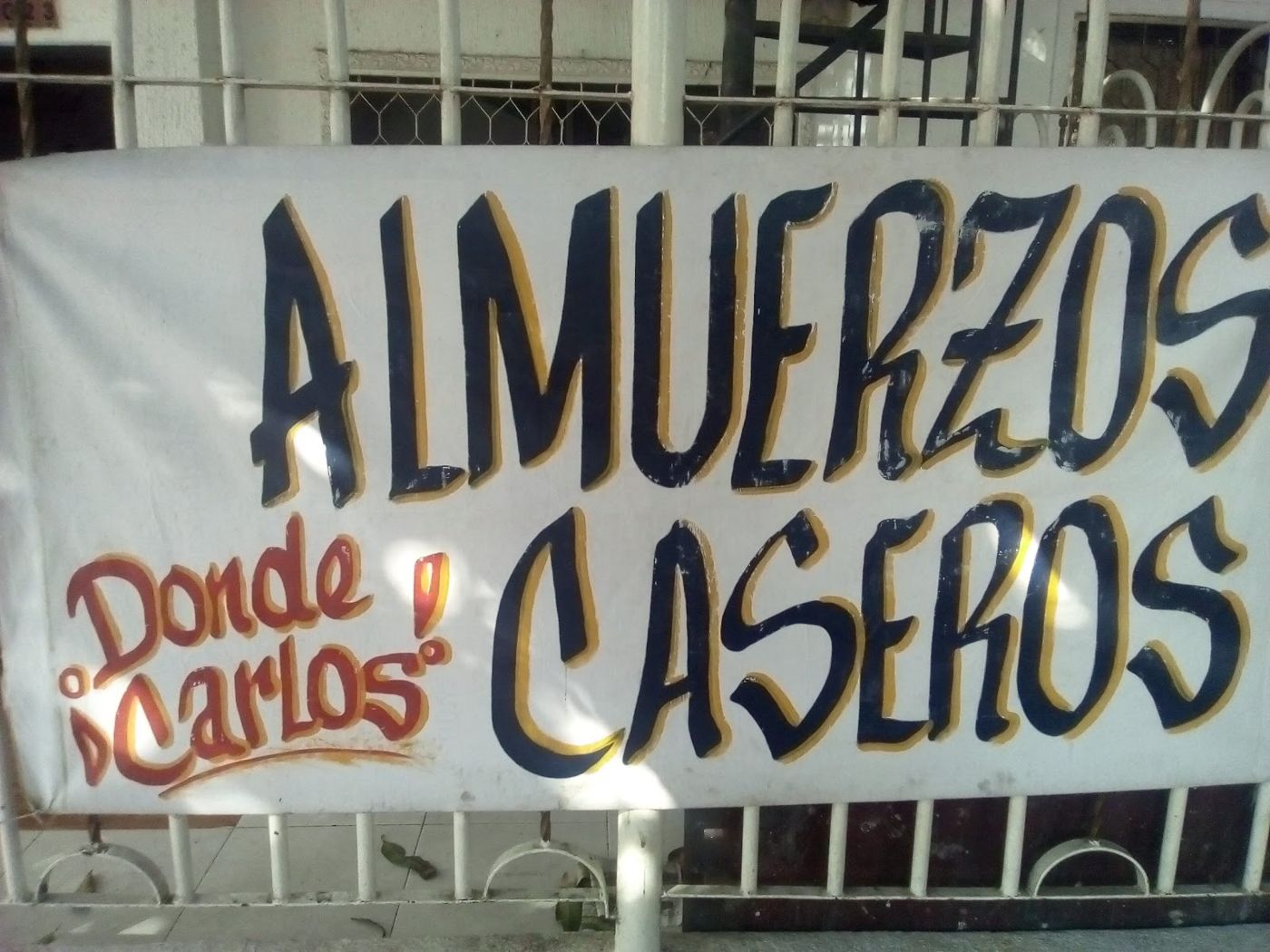 Nuestro letrero — Almuerzos Caseros Donde Carlos
