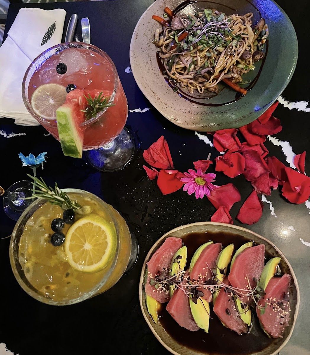 Cócteles y platos — Amazónica