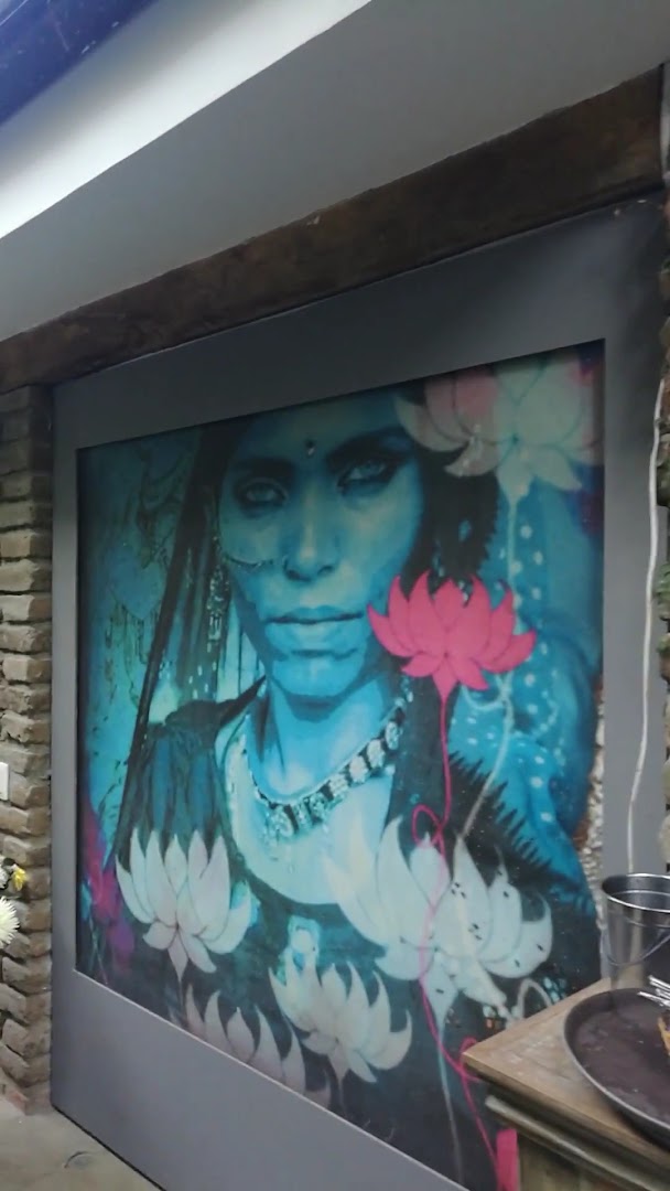 Mural artístico en la pared — Antigua Contemporánea