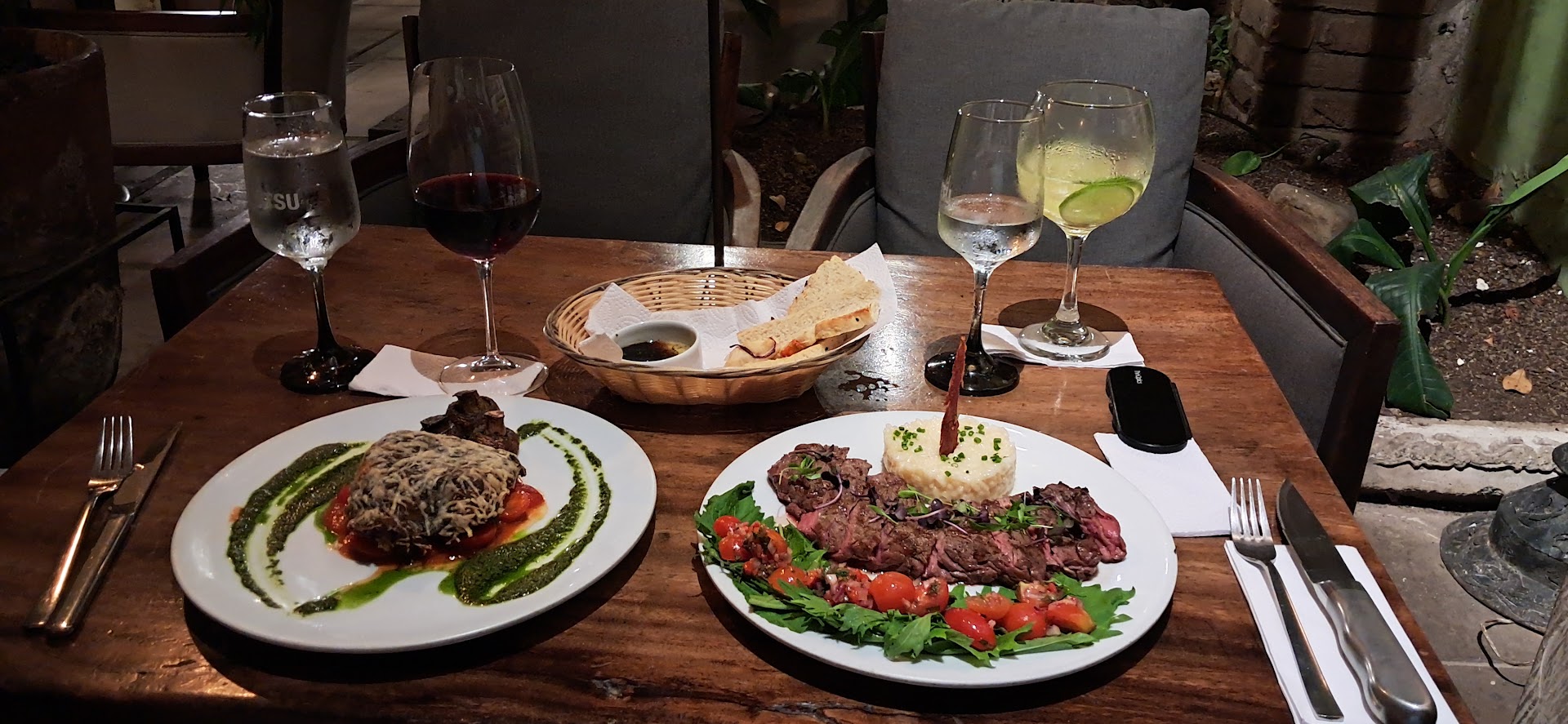 Platos servidos en mesa de madera — Antigua Contemporánea