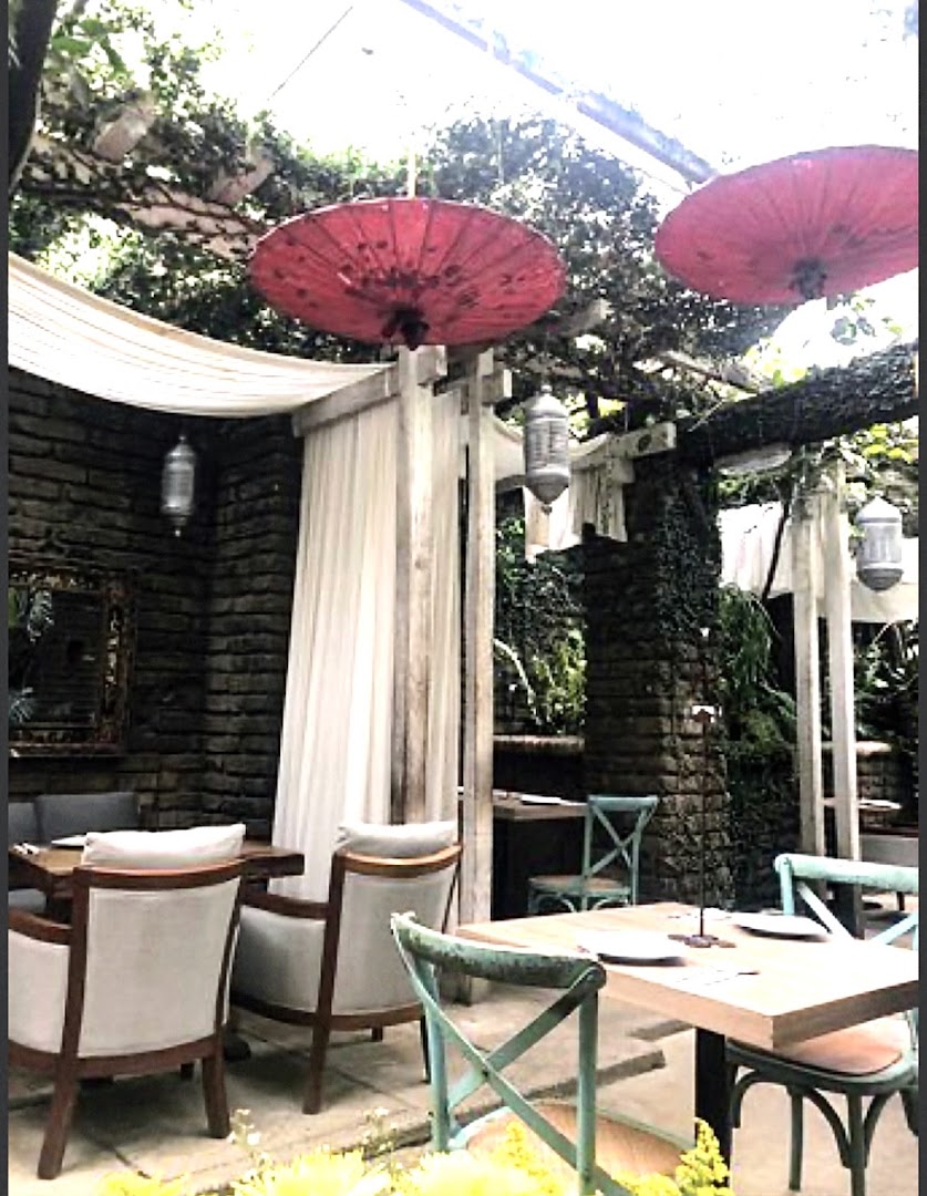 Patio con sombrillas rojas — Antigua Contemporánea