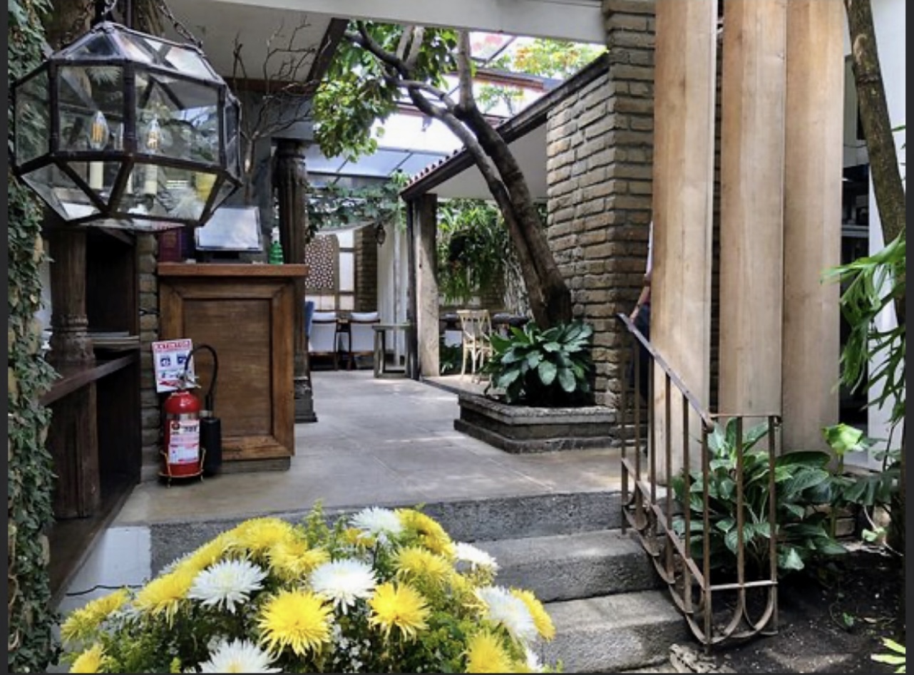 Entrada con lámparas y flores — Antigua Contemporánea
