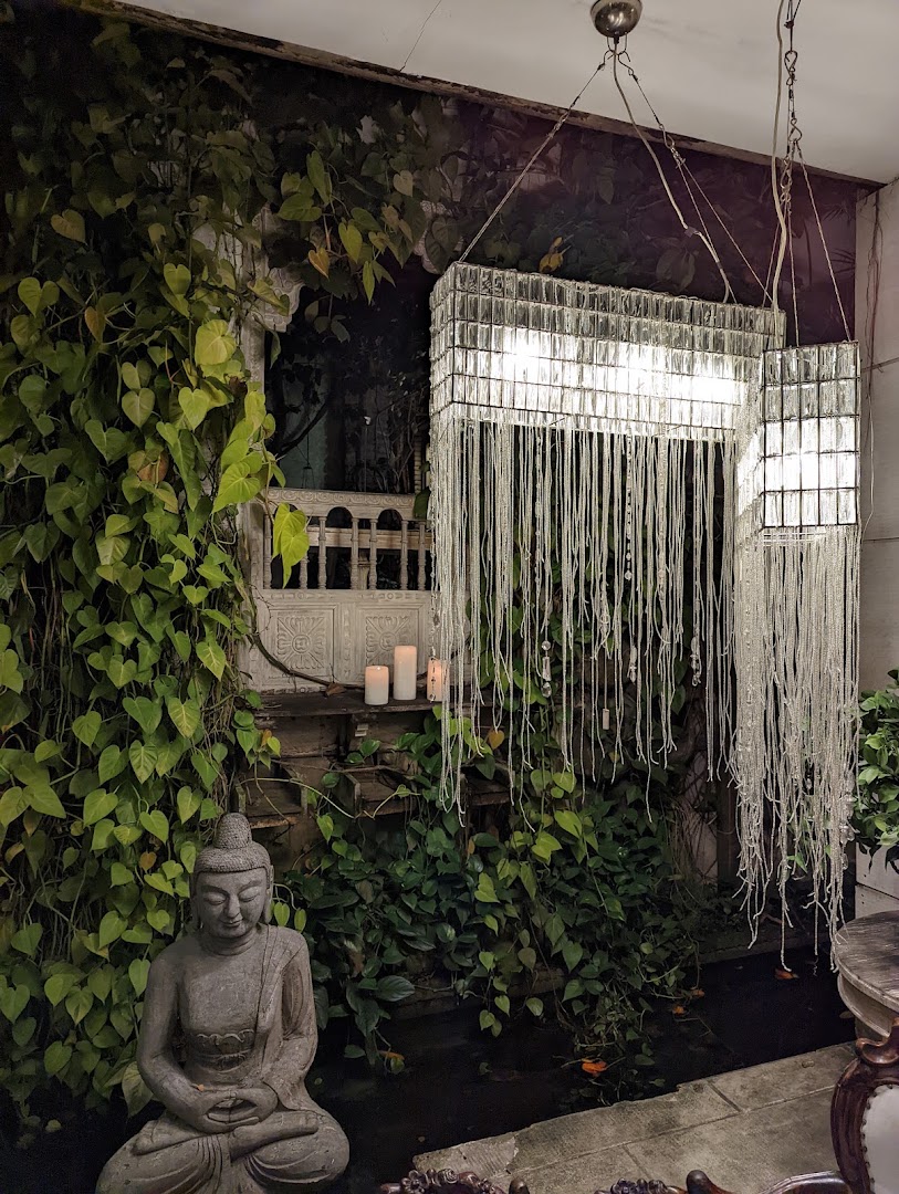Rincón con estatua y plantas — Antigua Contemporánea