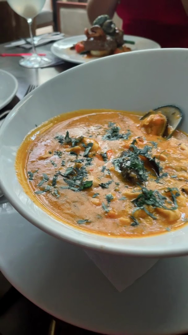 Sopa de mariscos con almejas y hierbas