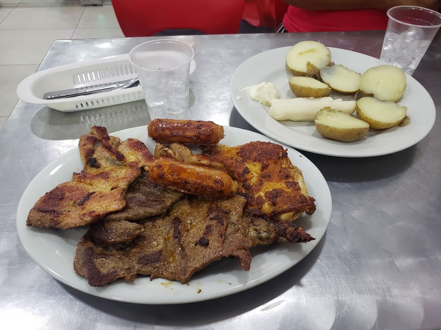 Costillas asadas con arepas