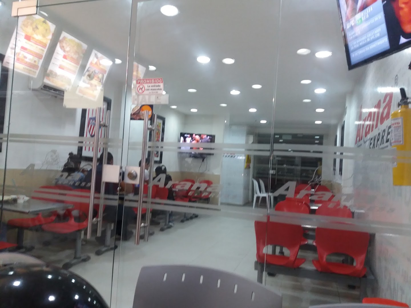 Salón con sillas rojas — Arana Express