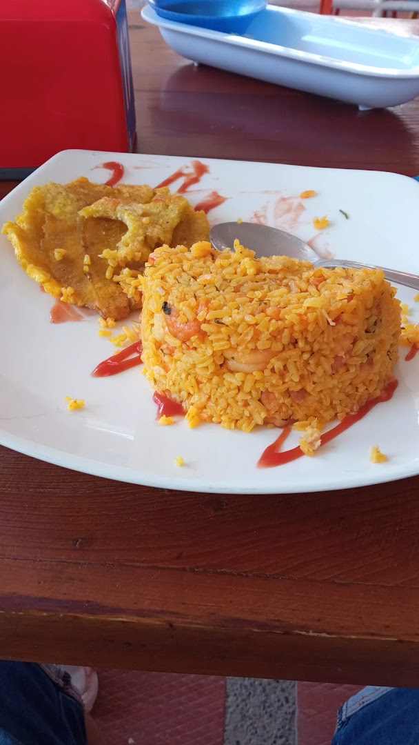 Arroz mixto amarillo servido en plato blanco