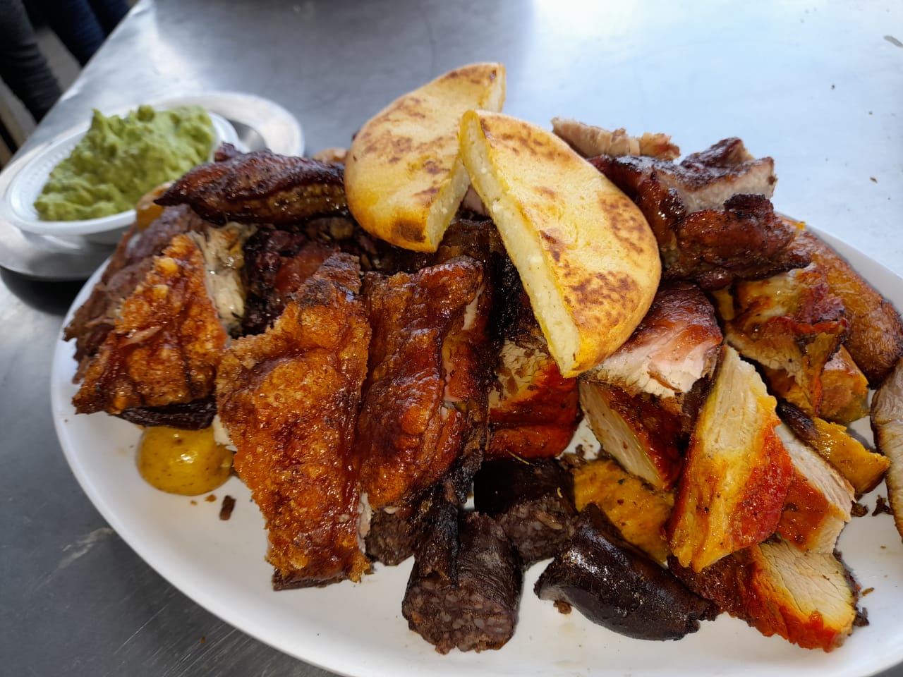 Mixto de carnes con arepa y plátano