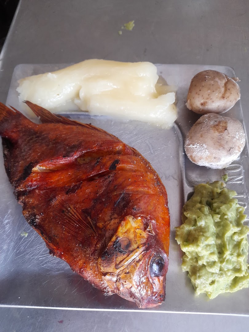 Pescado frito con yuca — Asadero de Carnes Don Jose