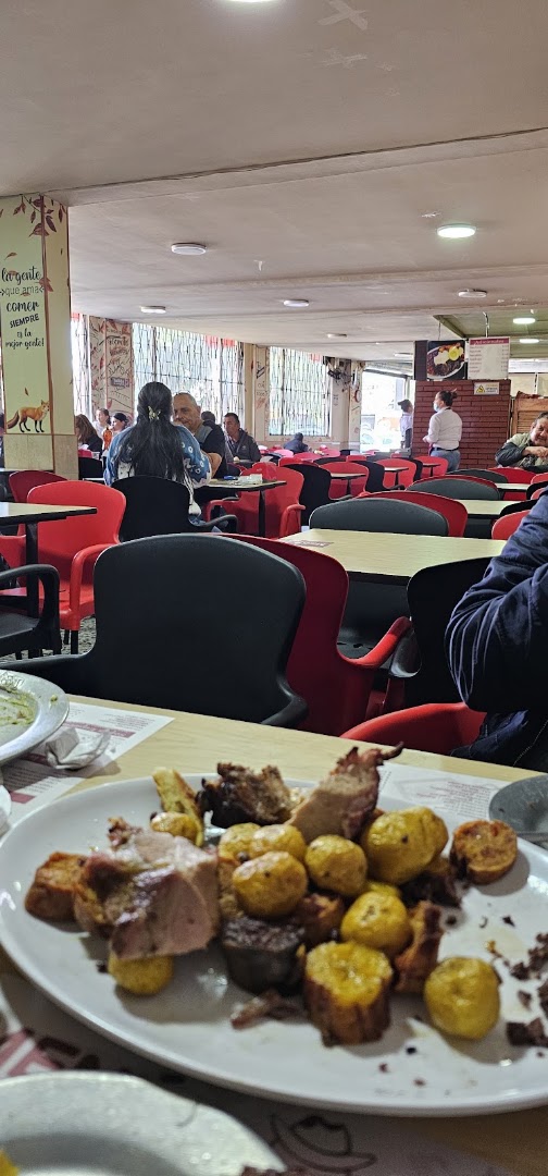 Interior con mesas — Asadero de Carnes Don Jose