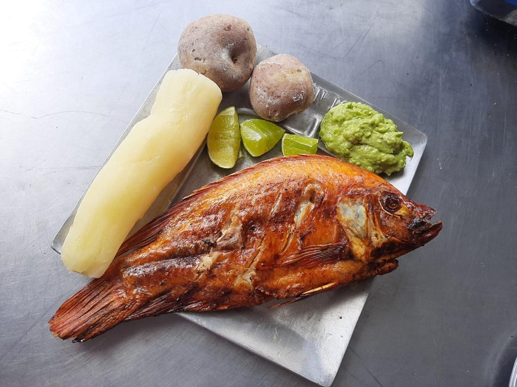 Pescado frito con guacamole — Asadero de Carnes Don Jose