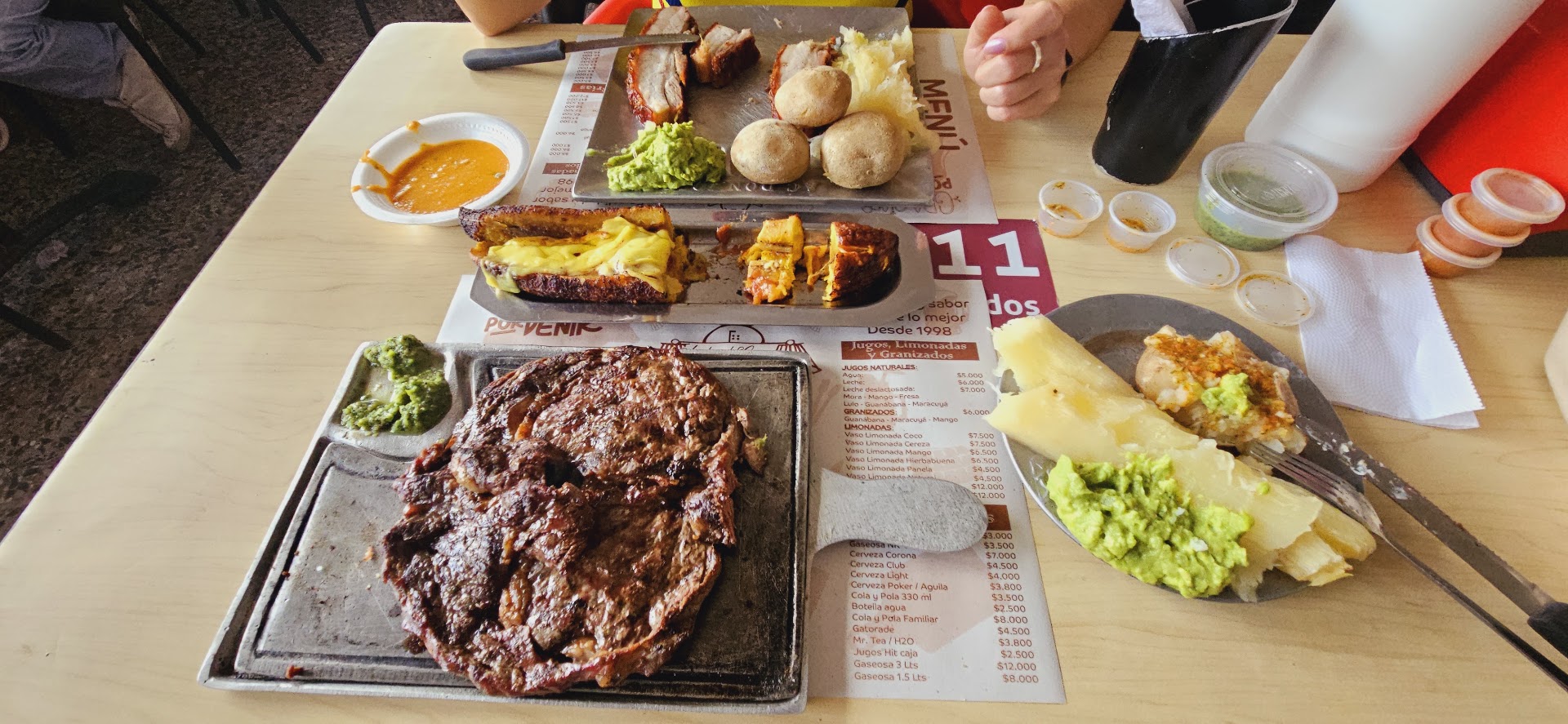 Carne con maíz y guacamole — Asadero de Carnes Don Jose