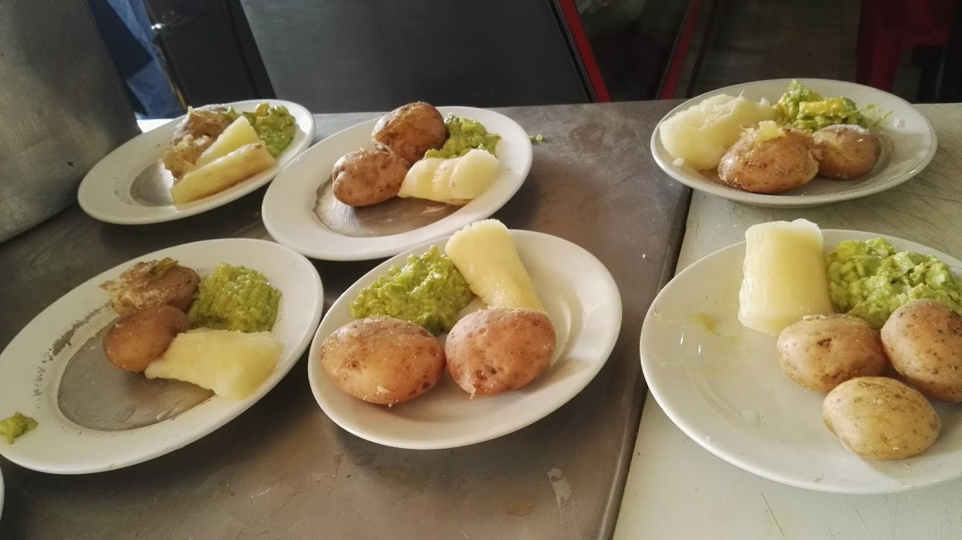Papas, guacamole y yuca — Asadero De Carnes El Rodeo