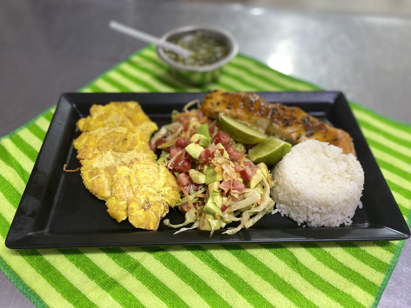 Patacones, ensalada y arroz — Asadero Donde James