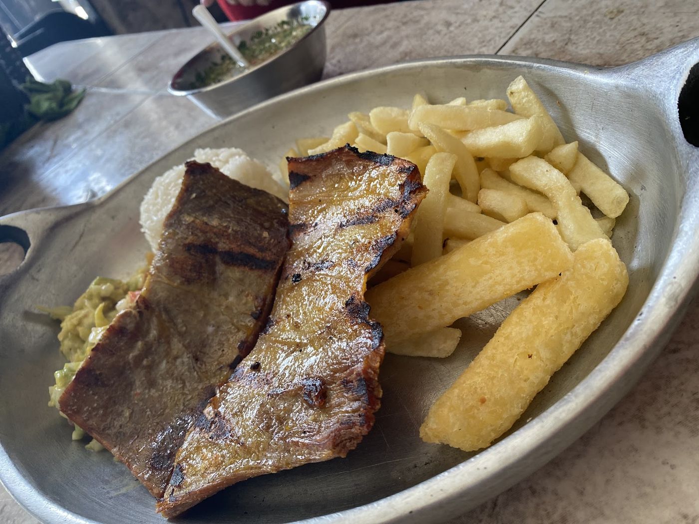 Carne asada con papas y yuca — Asadero Donde James