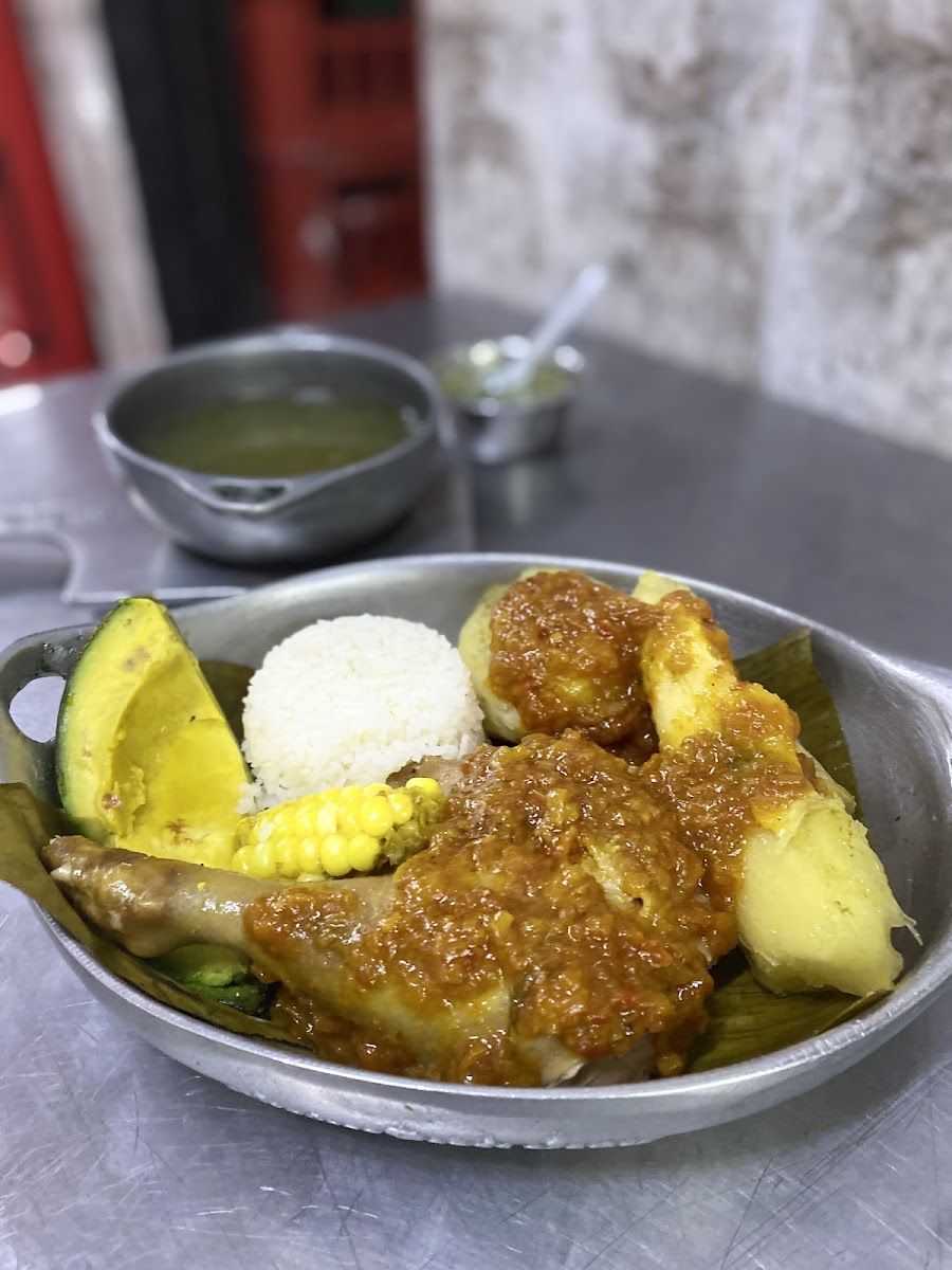 Pollo con aguacate y mazorca — Asadero Donde James