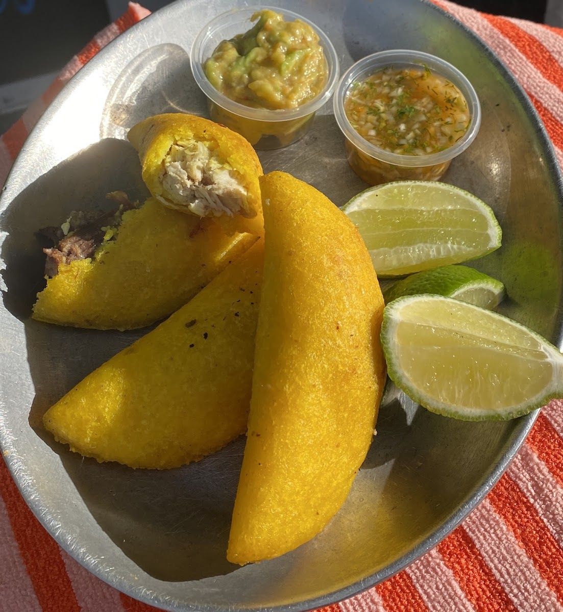 Empanadas con limón y ají — Asadero Donde James