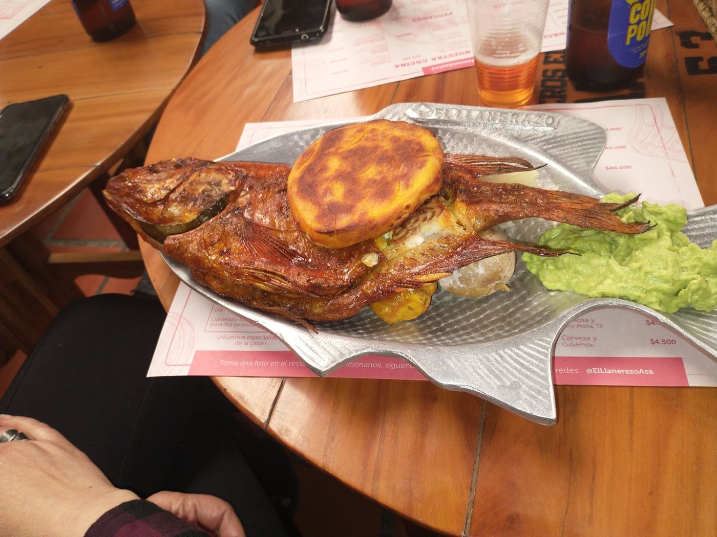 Pescado frito con arepa — Asadero El Chiguiro