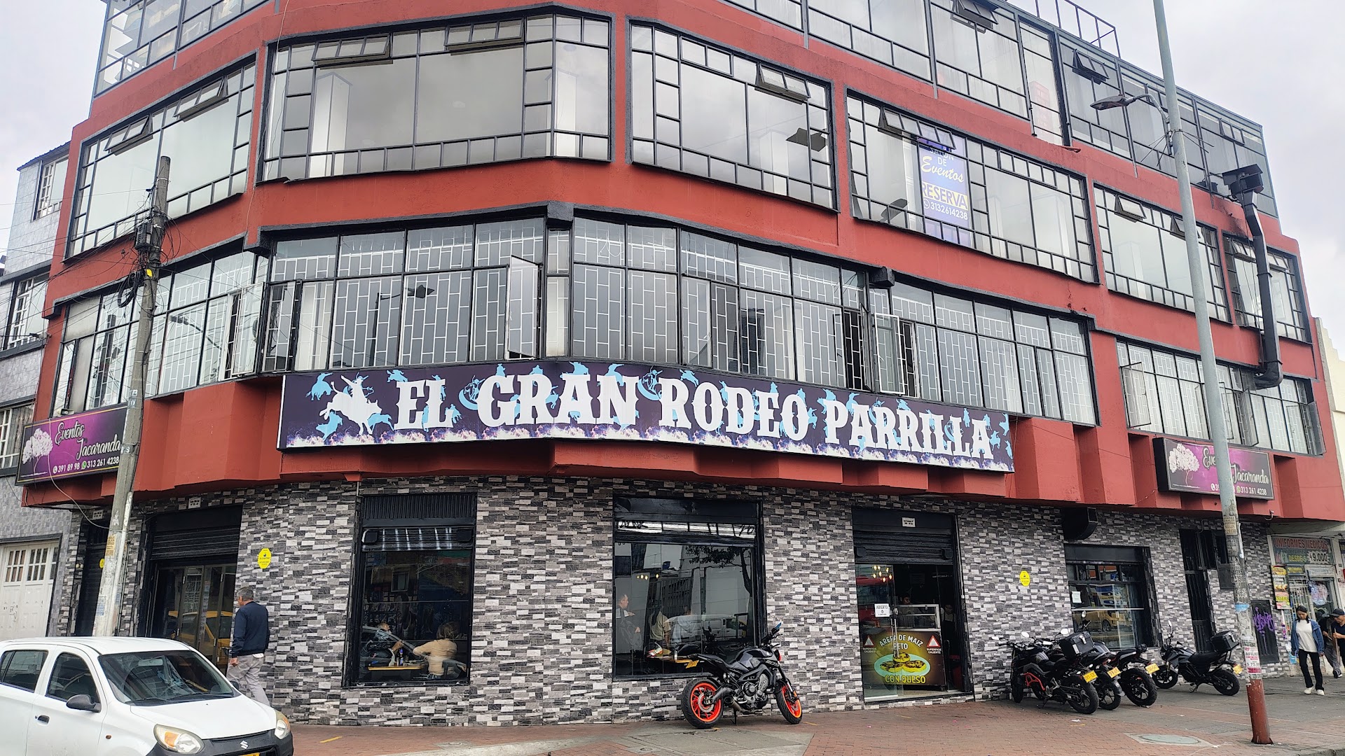 Fachada roja del asadero — ASADERO EL GRAN RODEO PARRILLA