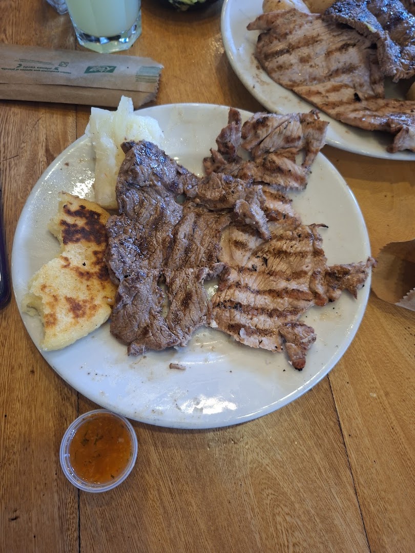 Carnes a la parrilla recién servidas