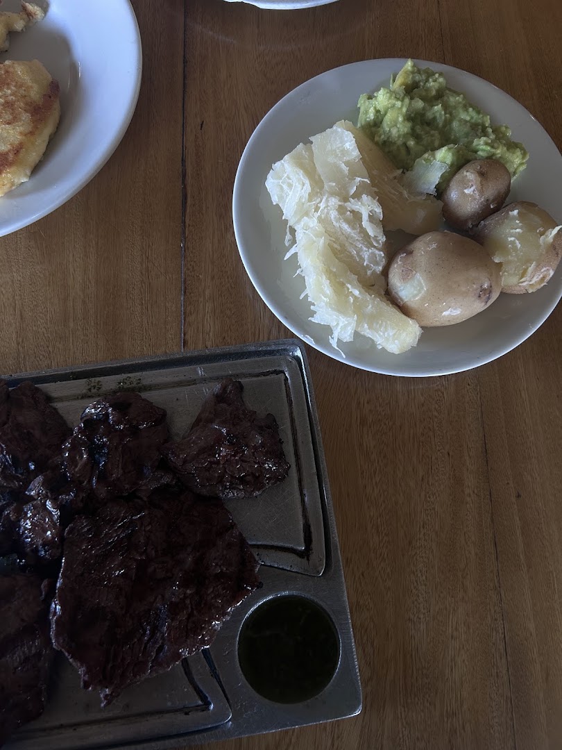 Plato combinado con papa y guacamole — ASADERO EL GRAN RODEO PARRILLA