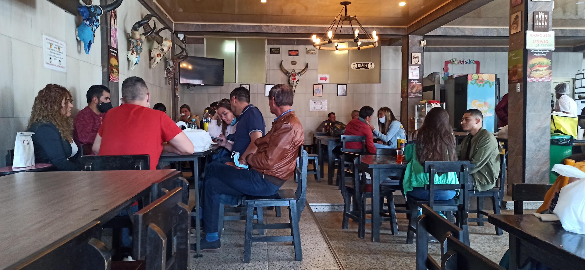 Comensales en el salón — ASADERO EL GRAN RODEO PARRILLA