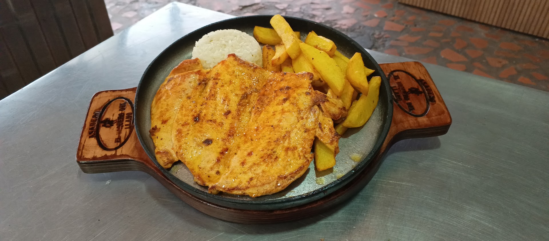 Arepa con papas fritas — Asadero El Vaquero del Llanoo