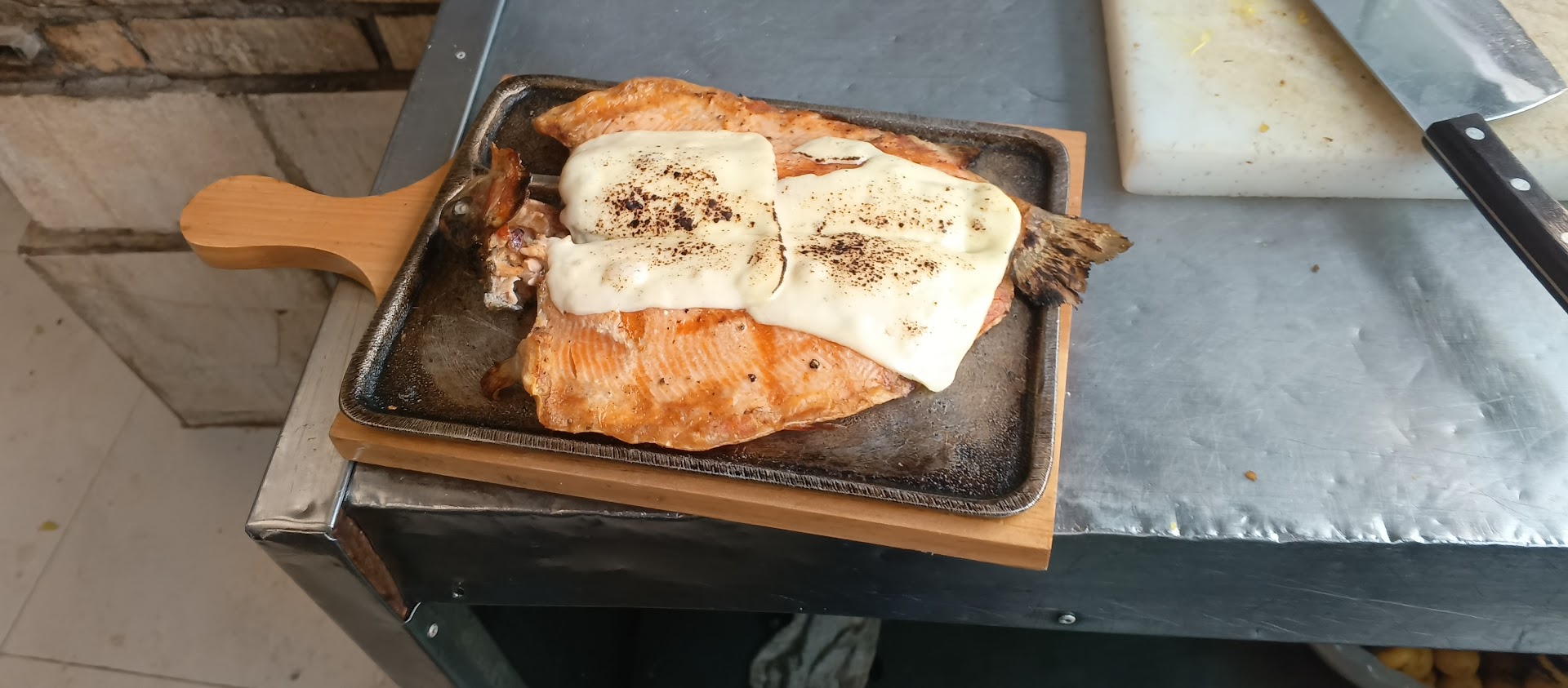 Pollo asado en plato de piedra — Asadero El Vaquero del Llanoo