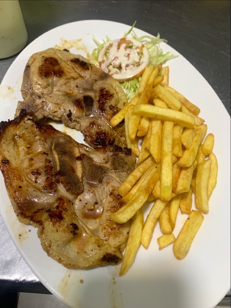 Pollo asado con papas fritas y ensalada