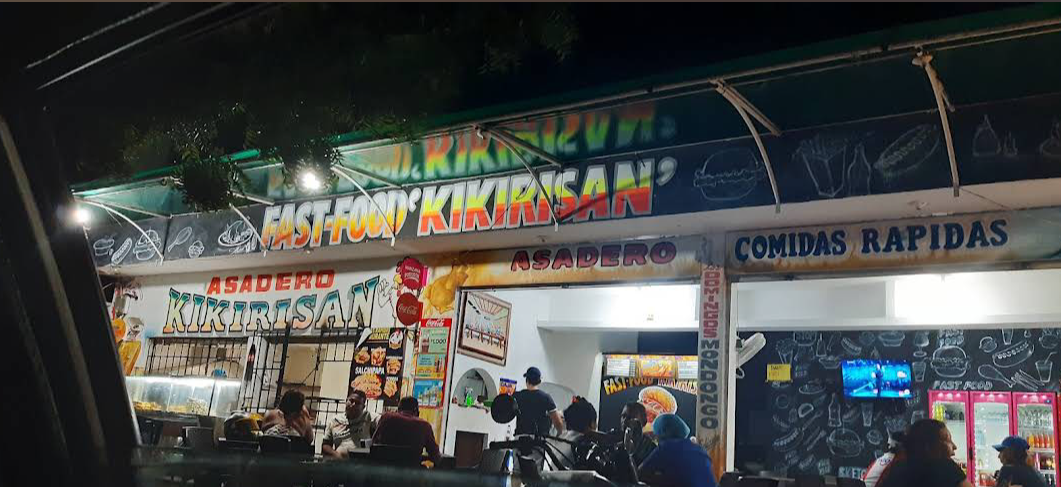 Fachada de noche — Asadero KIKIRISAN