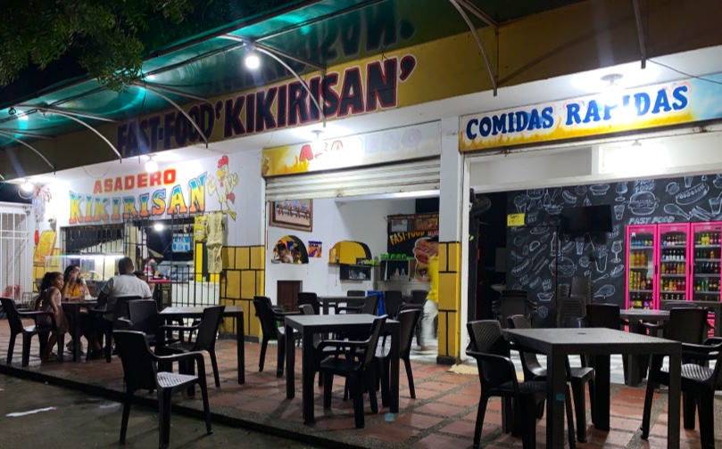 Terraza iluminada en la noche — Asadero KIKIRISAN