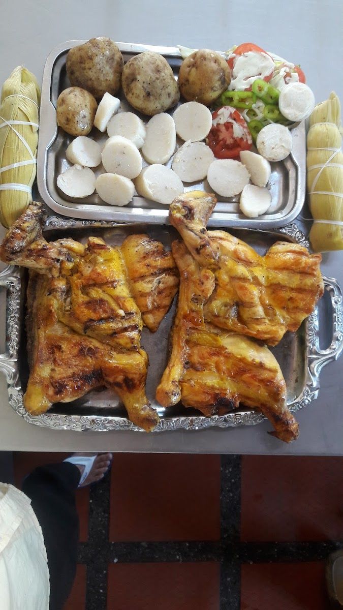 Pollo asado en bandeja — Asadero La Bendicion