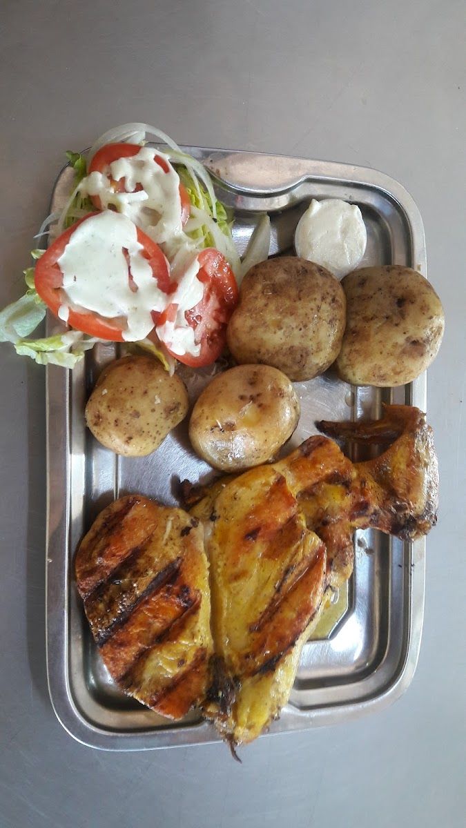 Pollo, papas y ensalada — Asadero La Bendicion