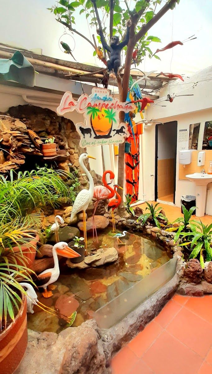 Fuente con flamencos — ASADERO LA CAMPECHANA