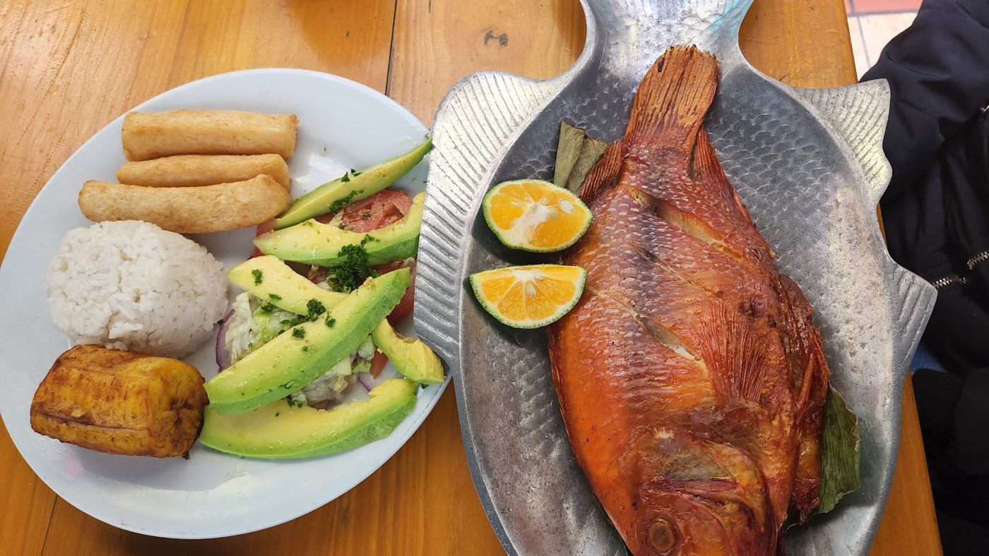 Pescado frito con aguacate — ASADERO LA CAMPECHANA
