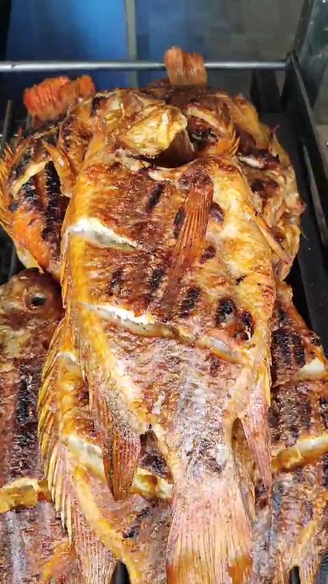 Pescado entero asado — Asadero La Gran Cabaña