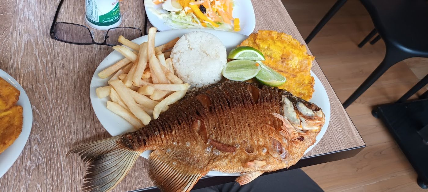 Pescado frito con patacón — Asadero La Gran Cabaña