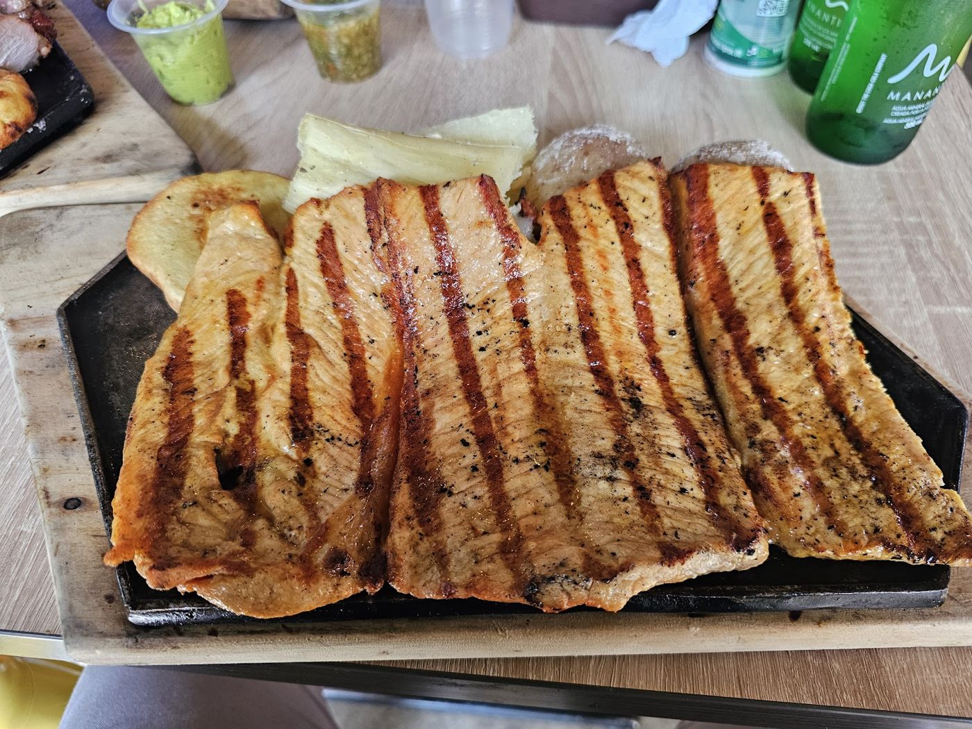 Carne asada en tabla — Asadero La Gran Cabaña