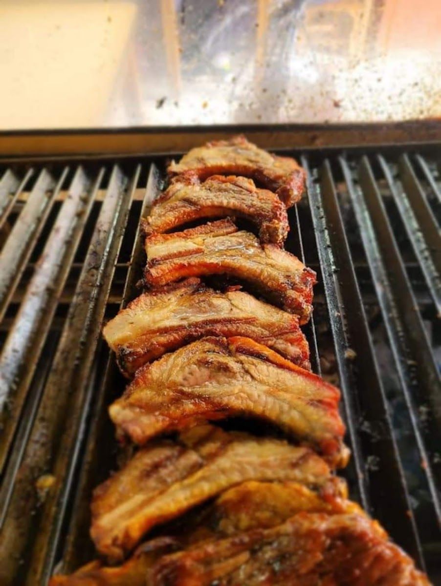 Costillas en la parrilla — Asadero La Gran Cabaña