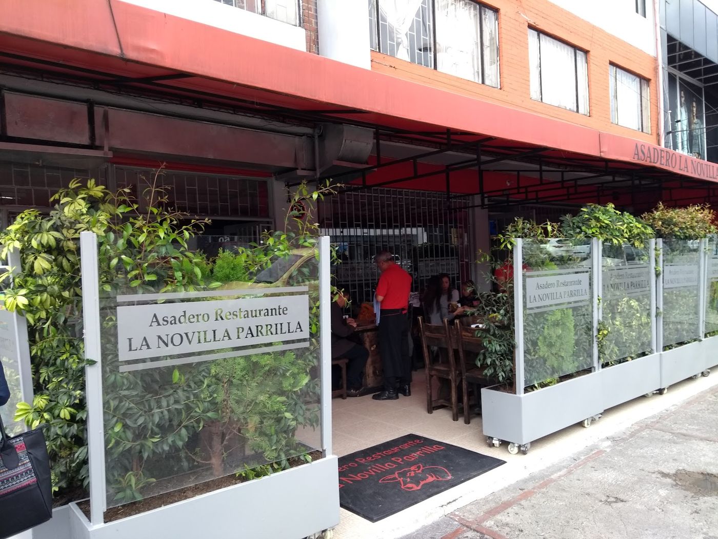Entrada con jardineras — ASADERO LA NOVILLA PARRILLA